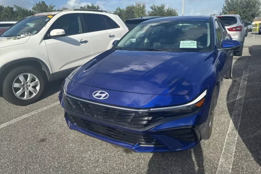 2025 Hyundai Elantra Limited photo 1