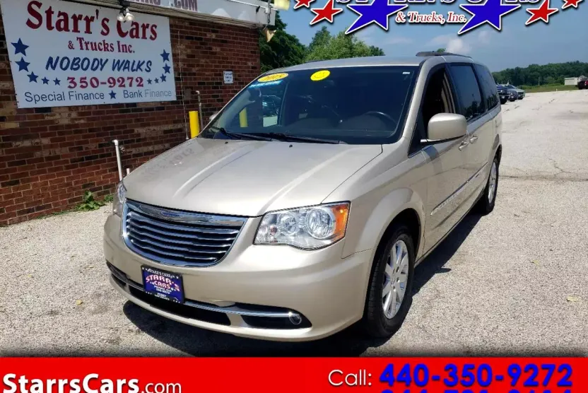 2015 Chrysler Town & Country Touring photo 1