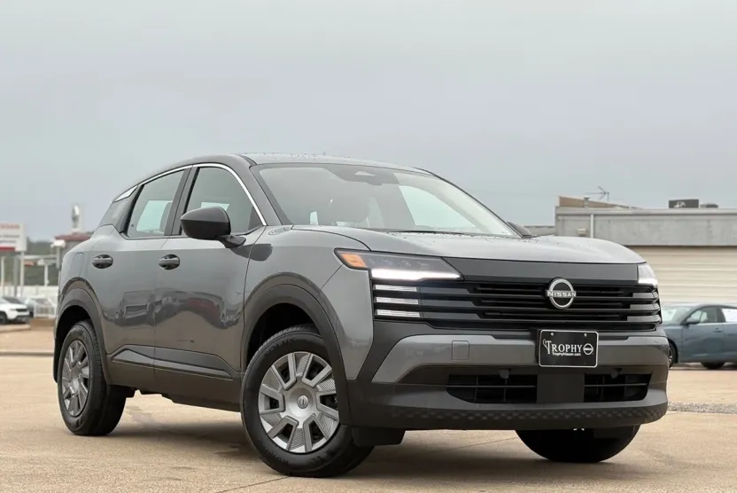 2025 Nissan Kicks S photo 1