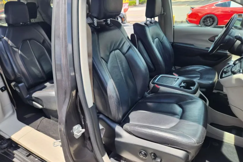 2017 Chrysler Pacifica Touring Plus photo 1