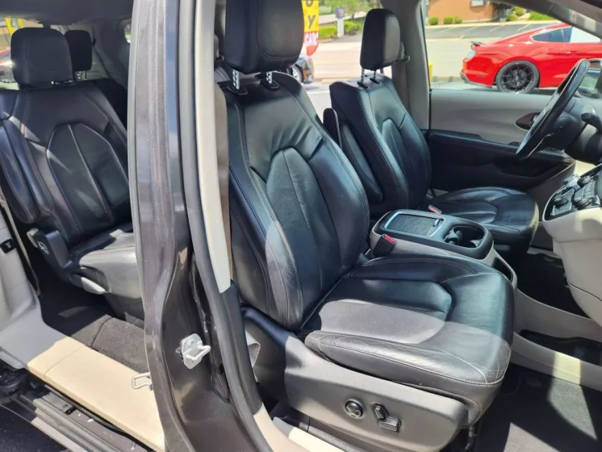 2017 Chrysler Pacifica Touring Plus photo 1