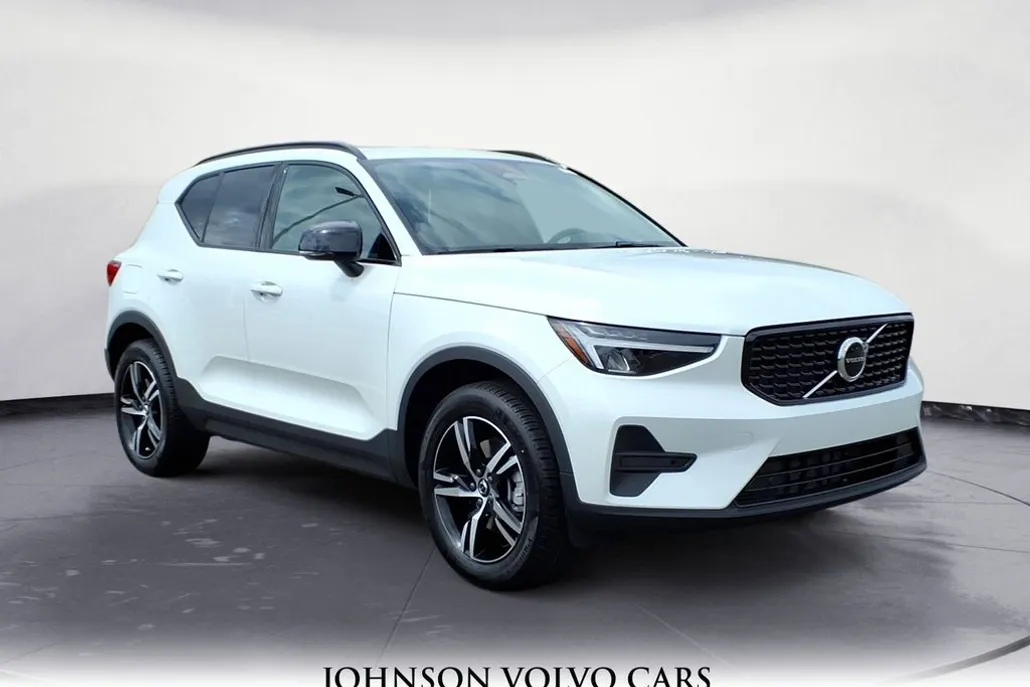 2026 Volvo XC40 Core photo 1