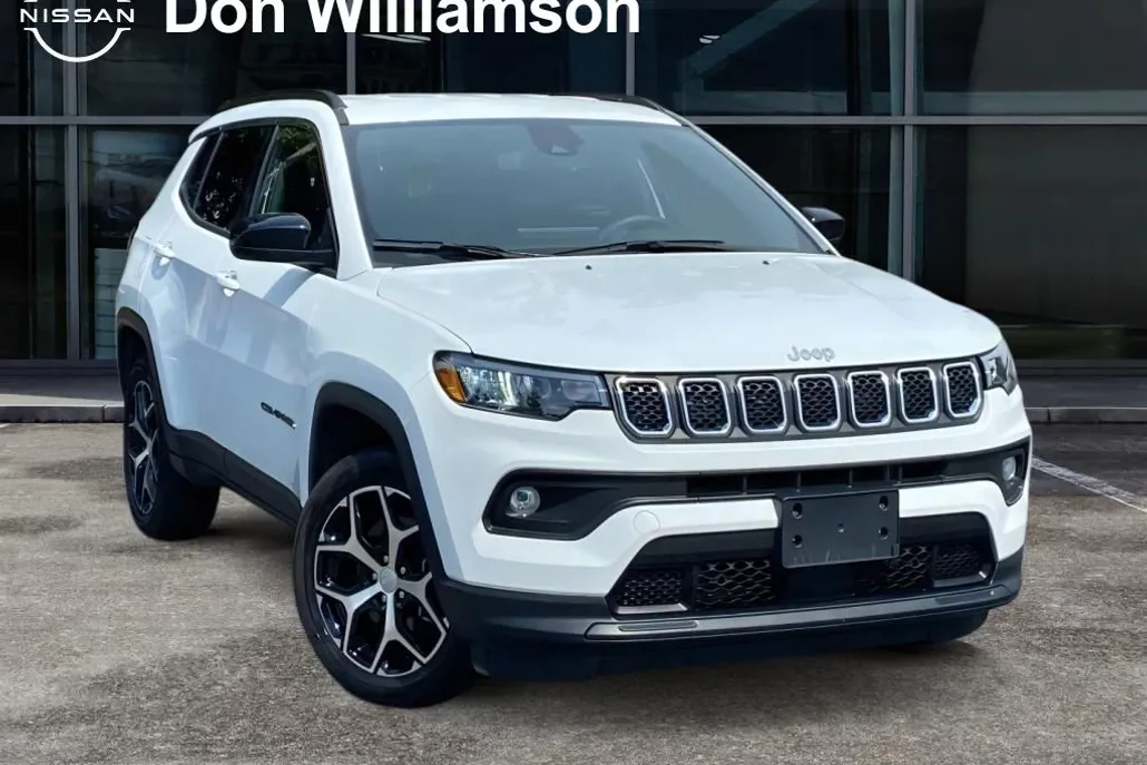 2024 Jeep Compass Latitude photo 1