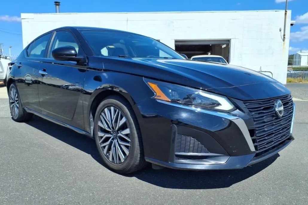 2023 Nissan Altima SV photo 1