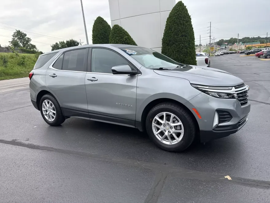 2023 Chevrolet Equinox LT photo 1