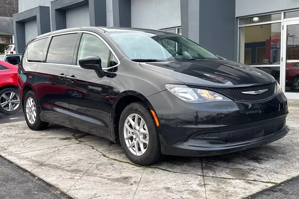 2023 Chrysler Voyager LX photo 1