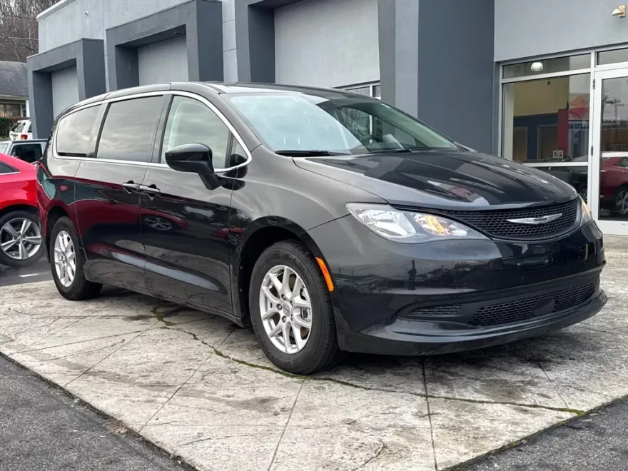 2023 Chrysler Voyager LX photo 1