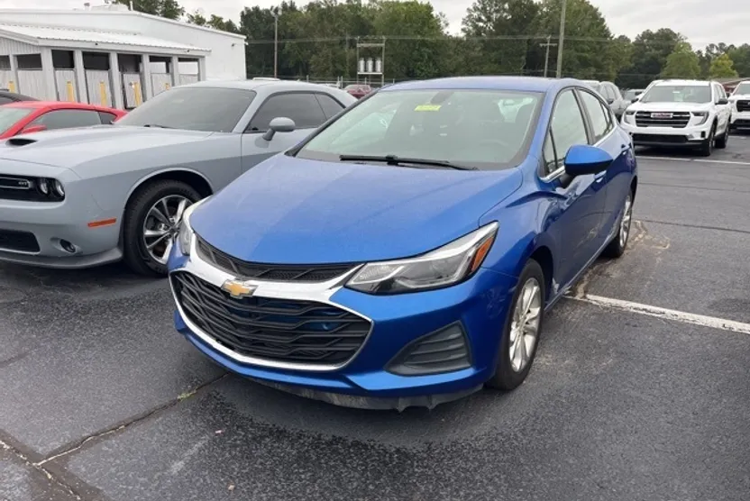2019 Chevrolet Cruze LT photo 1