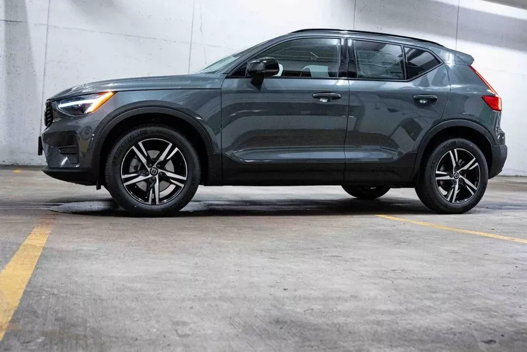 2026 Volvo XC40 Core photo 1