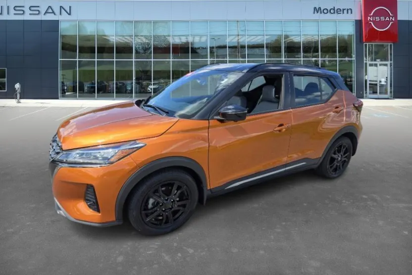 2023 Nissan Kicks SR photo 1