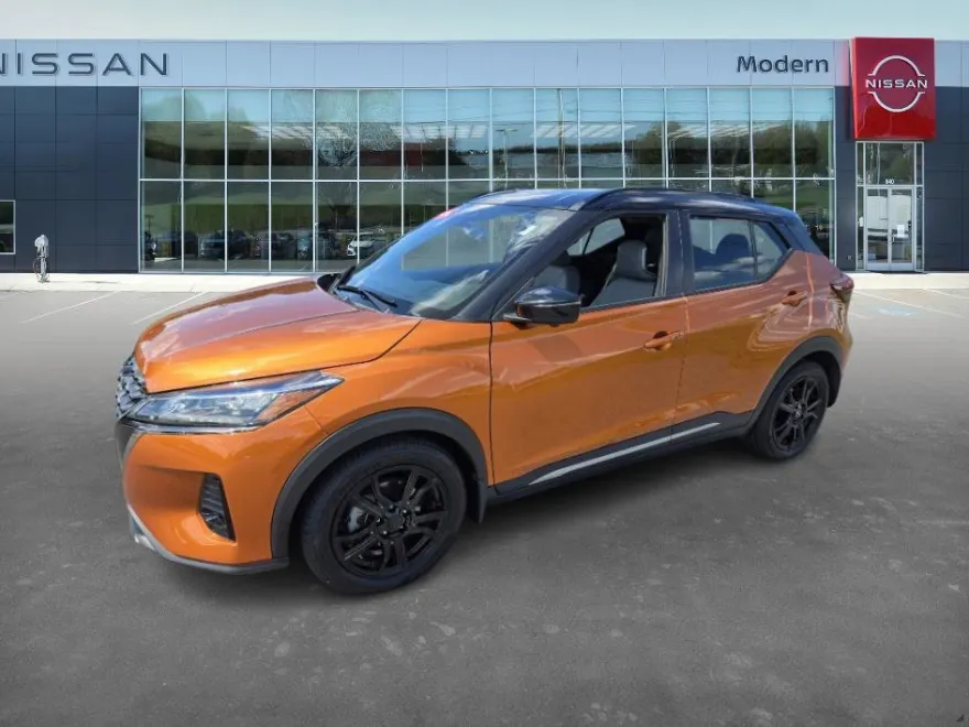 2023 Nissan Kicks SR photo 1