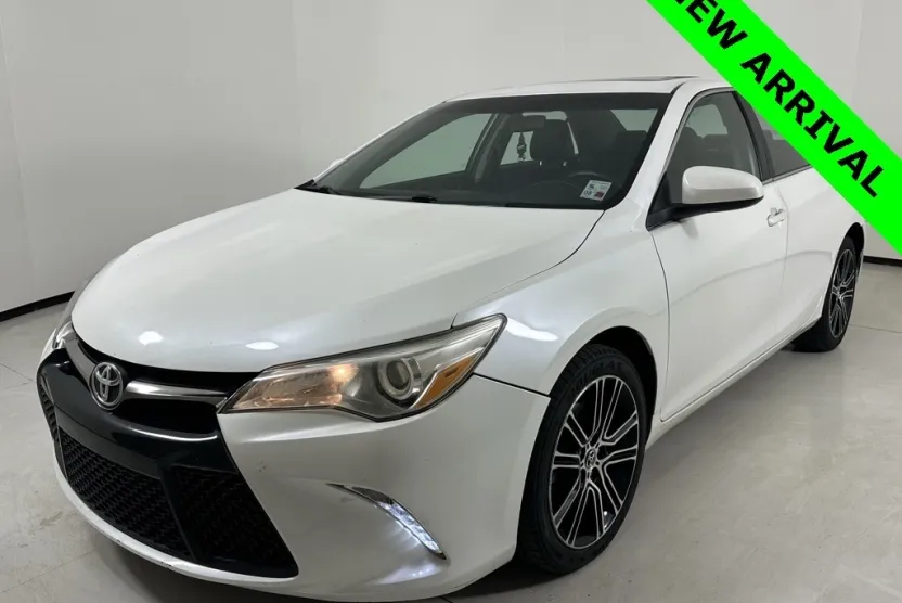 2016 Toyota Camry SE photo 1