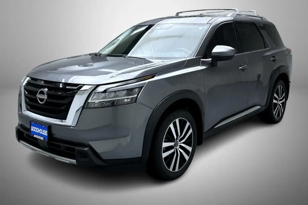 2023 Nissan Pathfinder Platinum photo 1