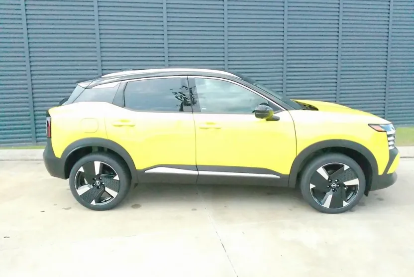 2025 Nissan Kicks SR photo 1