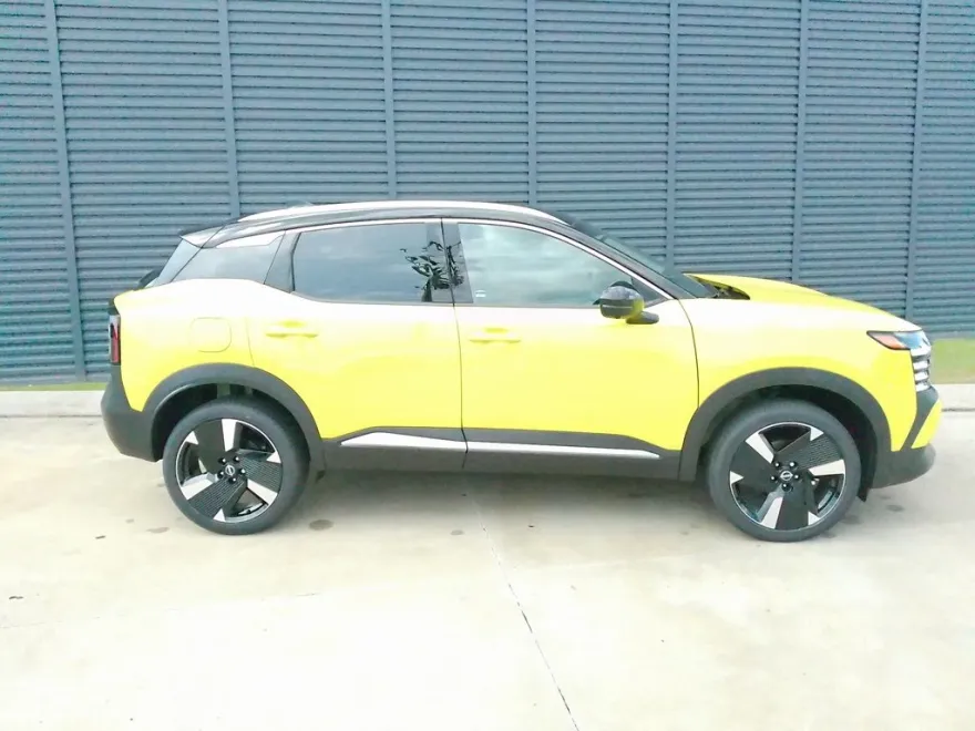 2025 Nissan Kicks SR photo 1