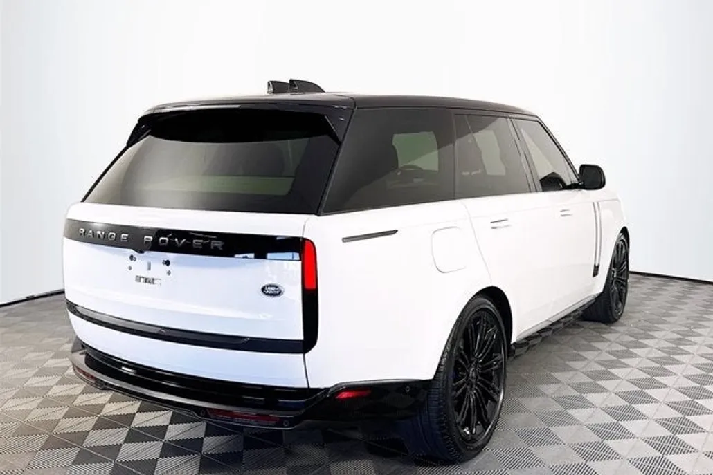 2023 Land Rover Range Rover SE photo 1