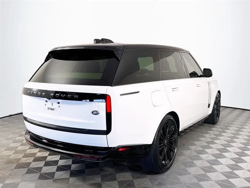2023 Land Rover Range Rover SE photo 1