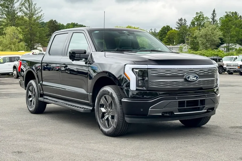 2025 Ford F-150 Lightning Lariat photo 1