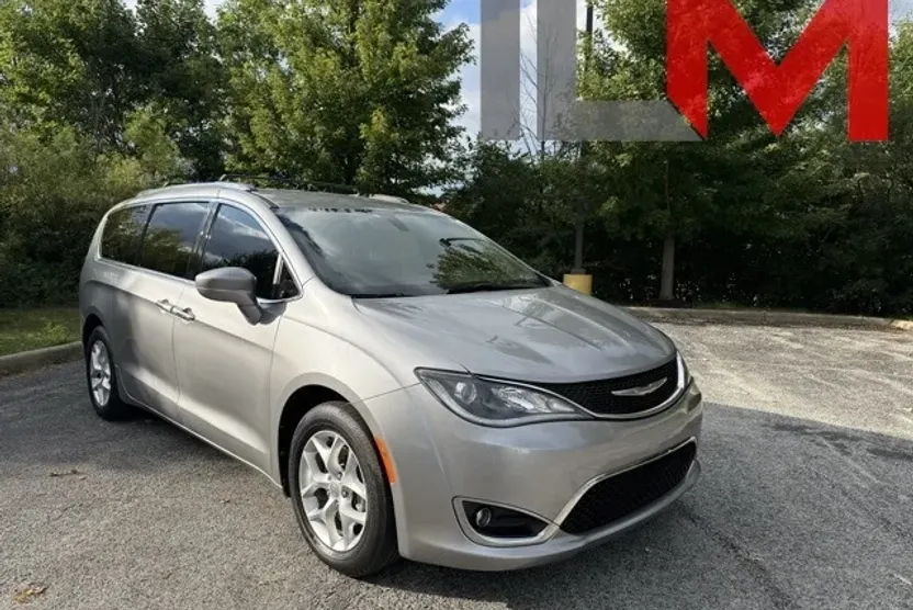 2017 Chrysler Pacifica Touring Plus photo 1