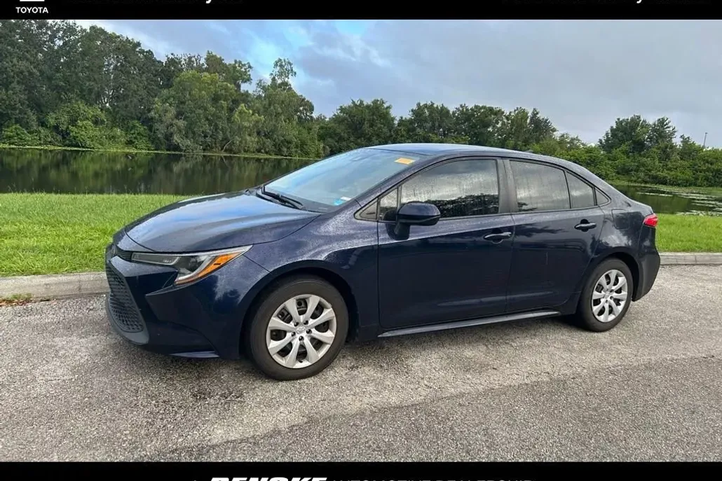 2022 Toyota Corolla LE photo 1