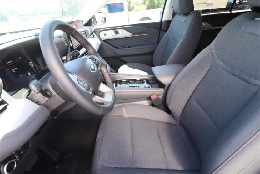 2025 Ford Explorer photo 1