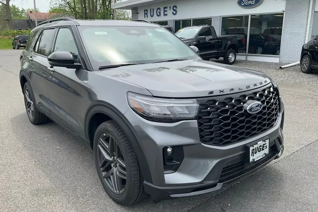 2025 Ford Explorer ST-Line photo 1