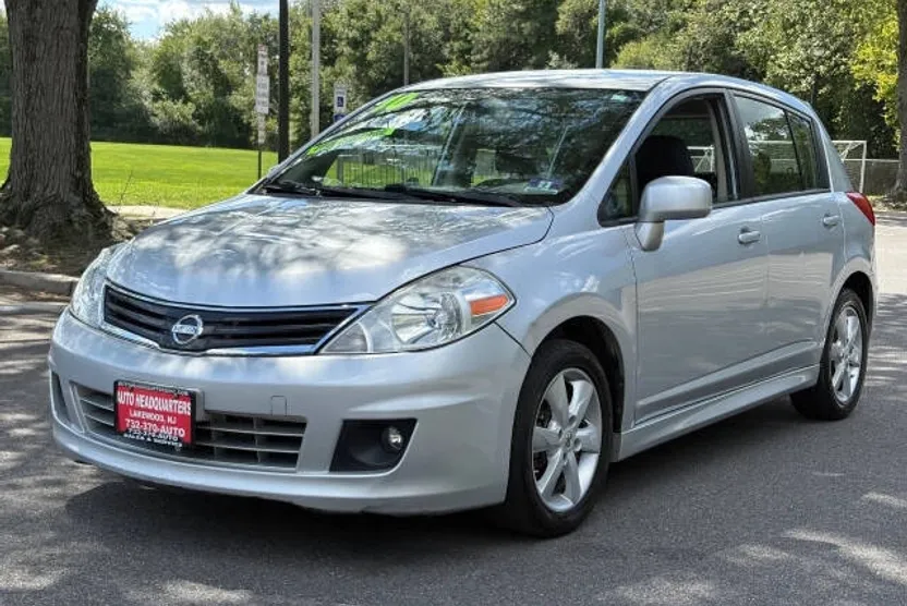 2010 Nissan Versa 1.8 SL photo 1