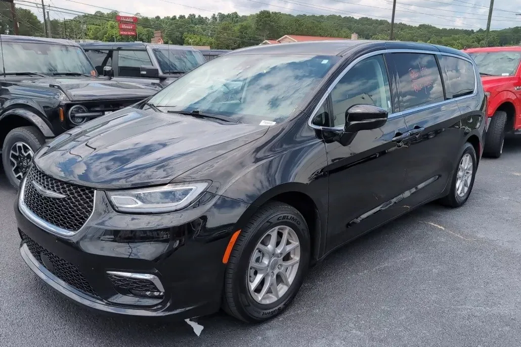 2024 Chrysler Pacifica Touring L photo 1