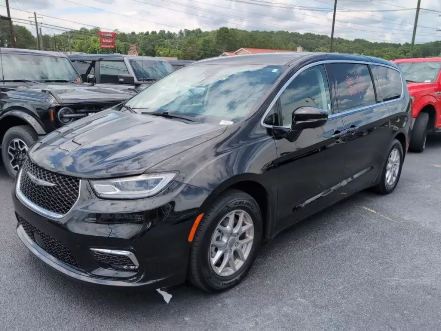 2024 Chrysler Pacifica Touring L photo 1
