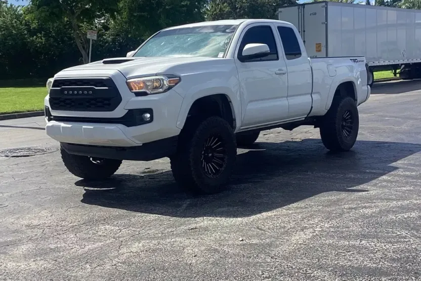 2017 Toyota Tacoma SR5 TRD Sport photo 1