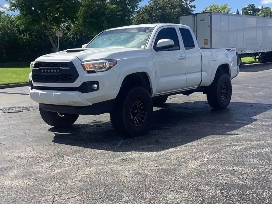 2017 Toyota Tacoma SR5 TRD Sport photo 1