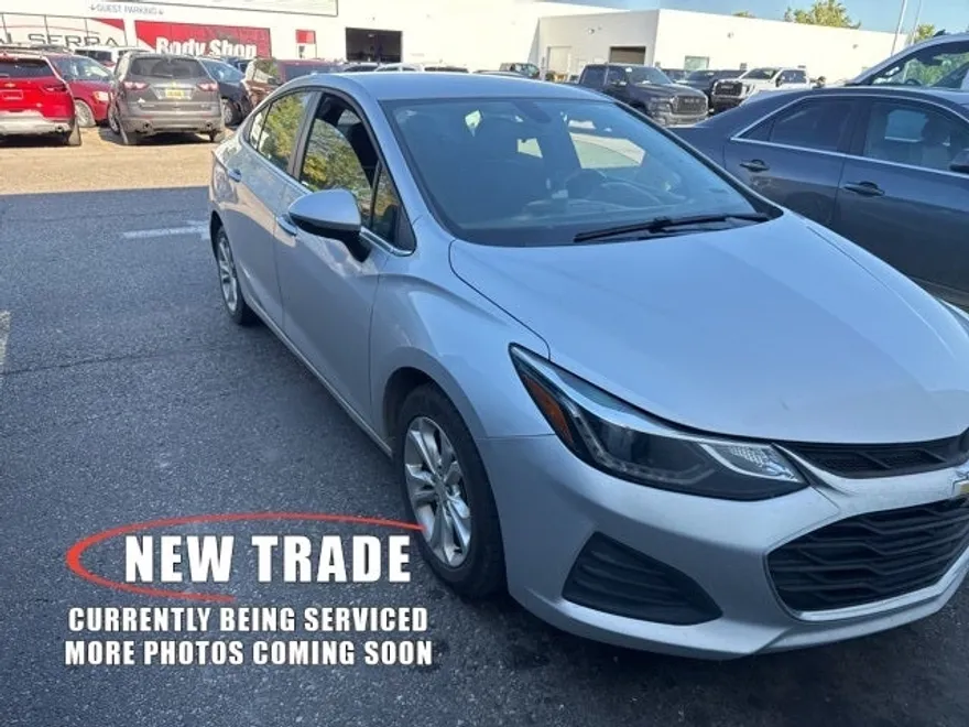 2019 Chevrolet Cruze LT photo 1