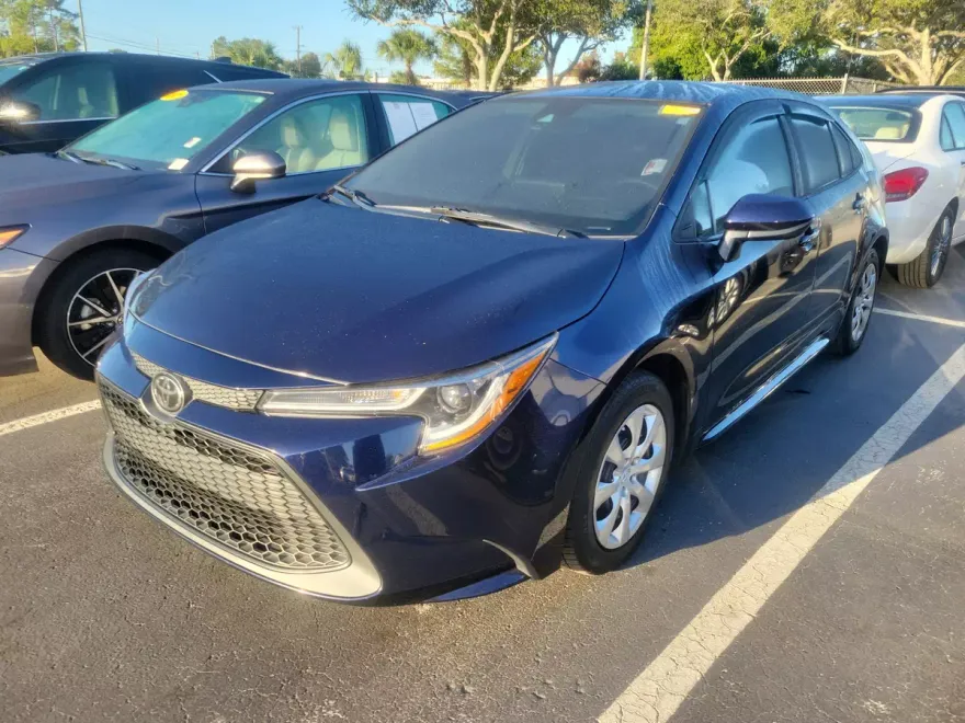 2022 Toyota Corolla LE photo 1