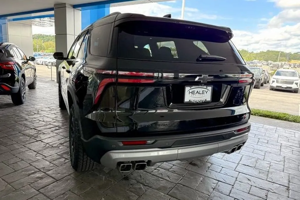 2025 Chevrolet Traverse Z71 photo 1