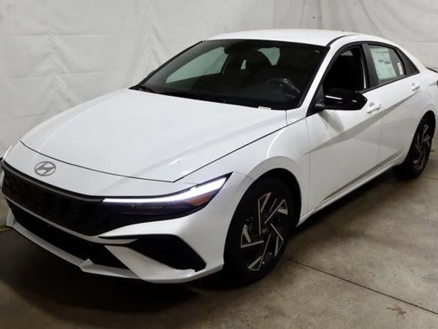 2025 Hyundai Elantra SEL Sport photo 1