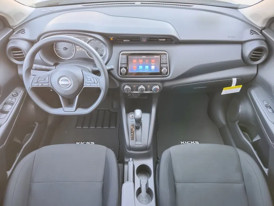 2025 Nissan Kicks Play S photo 1