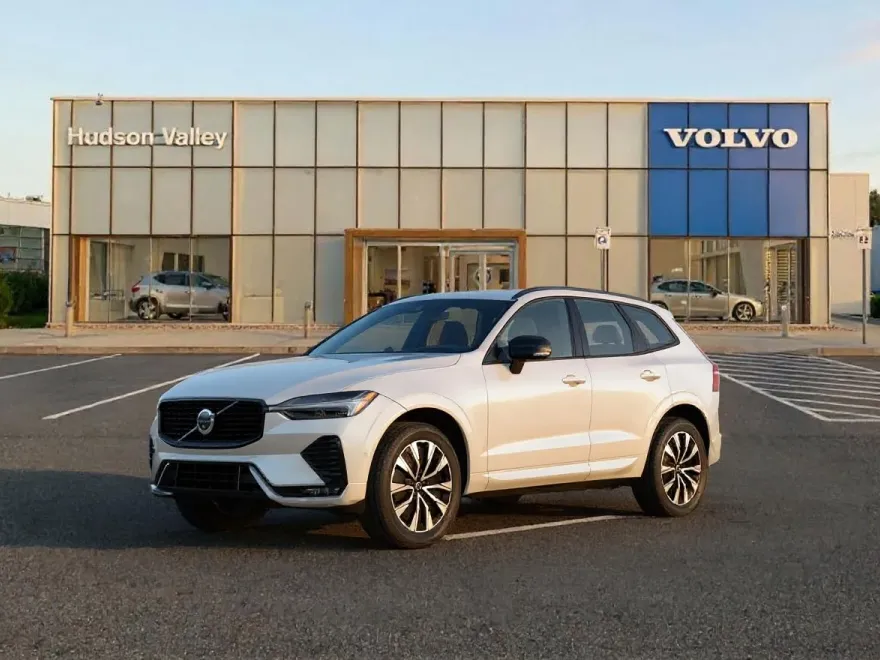 2025 Volvo XC60 Hybrid T8 Core photo 1