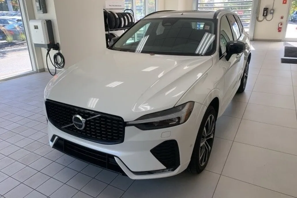 2025 Volvo XC60 B5 Plus photo 1
