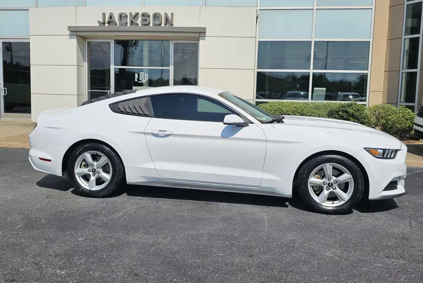 2017 Ford Mustang V6 photo 1
