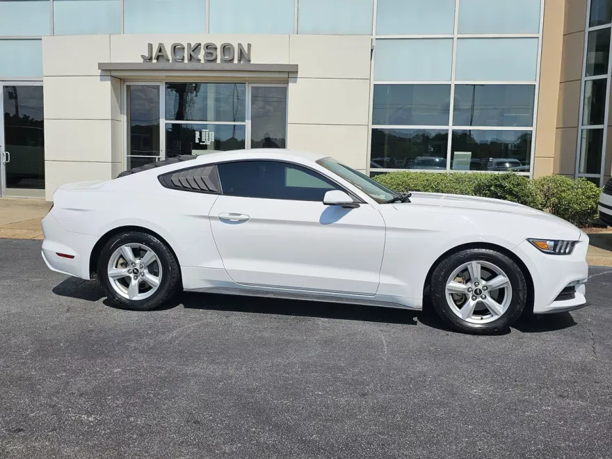 2017 Ford Mustang V6 photo 1