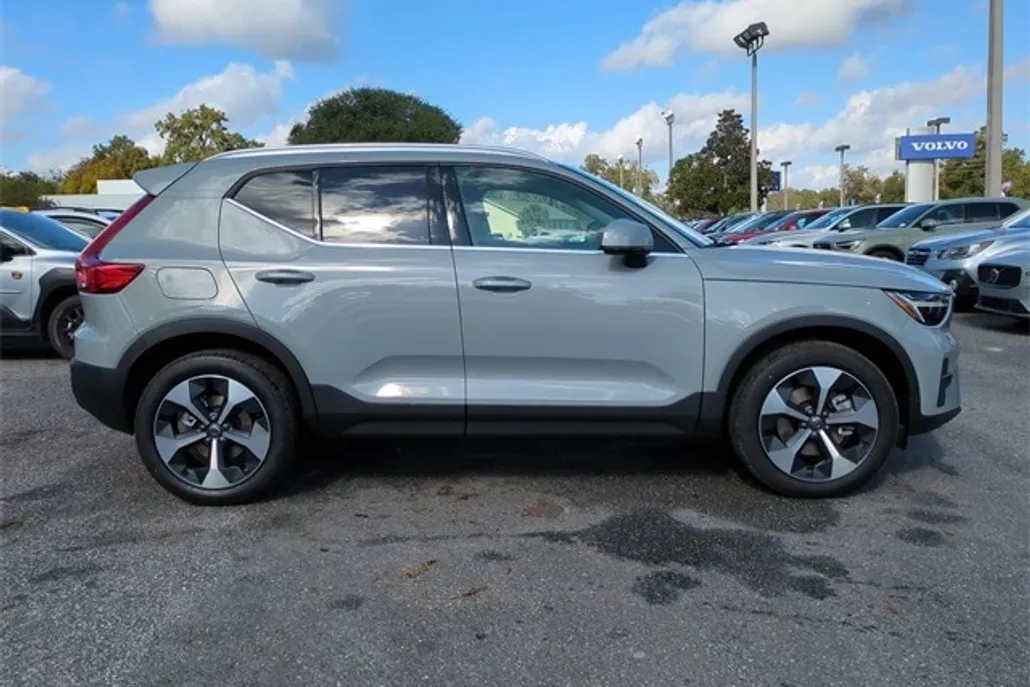 2025 Volvo XC40 Core photo 1