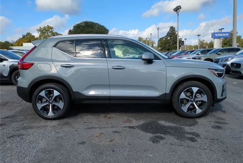 2025 Volvo XC40 Core photo 1