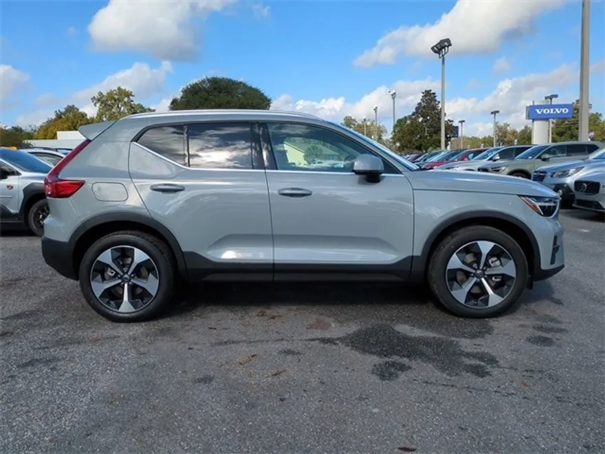 2025 Volvo XC40 Core photo 1