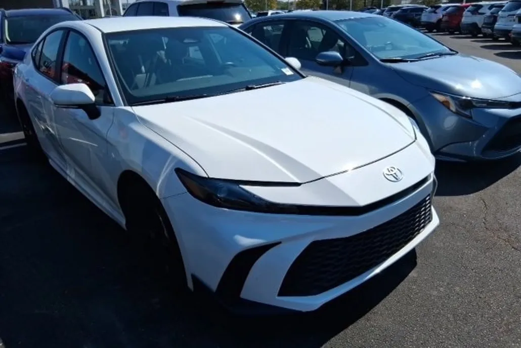 2025 Toyota Camry SE photo 1