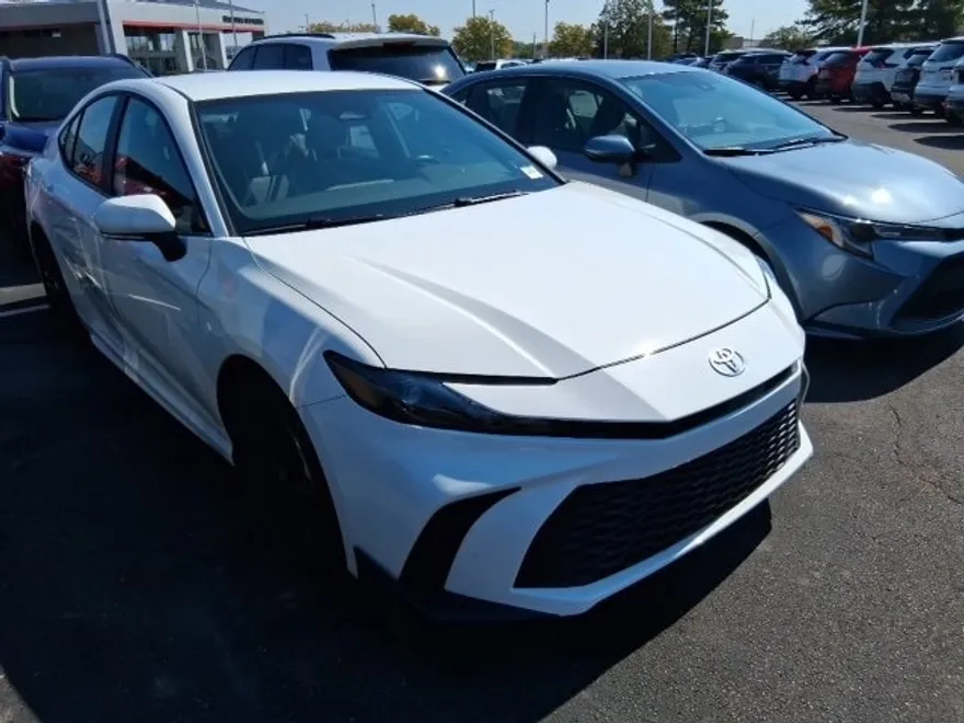 2025 Toyota Camry SE photo 1