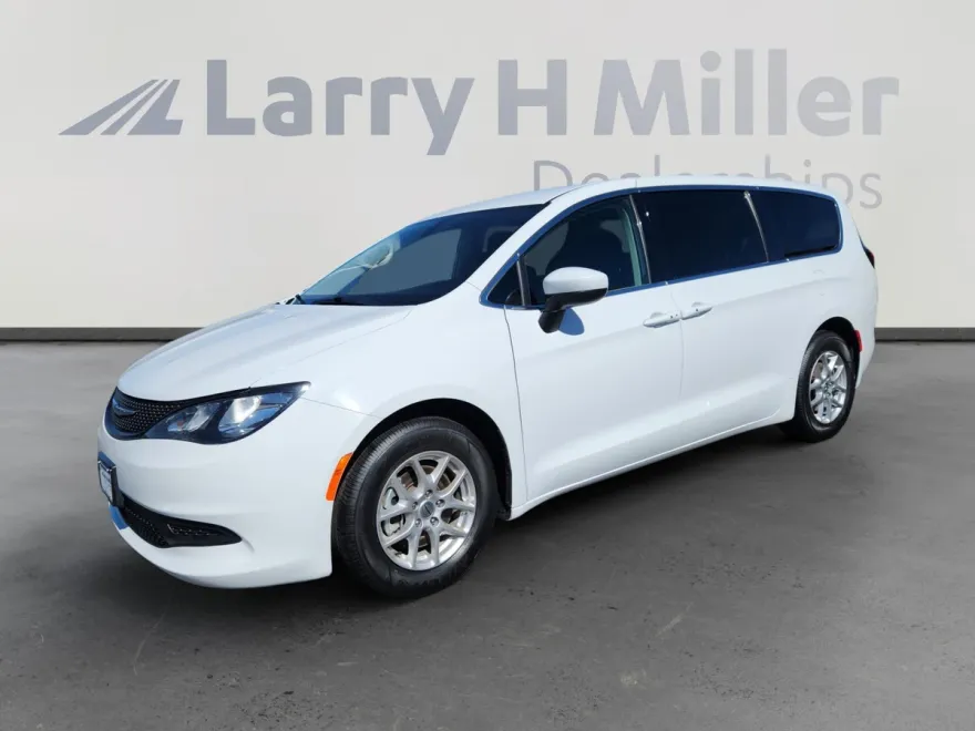 2022 Chrysler Voyager LX photo 1