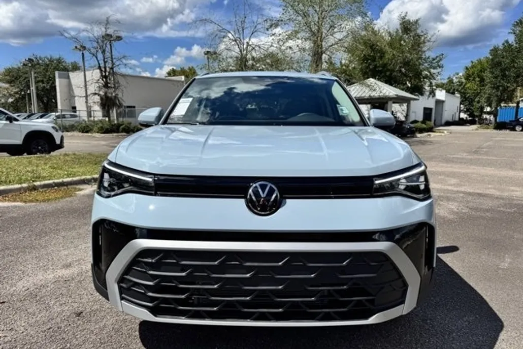 2025 Volkswagen Taos SE photo 1