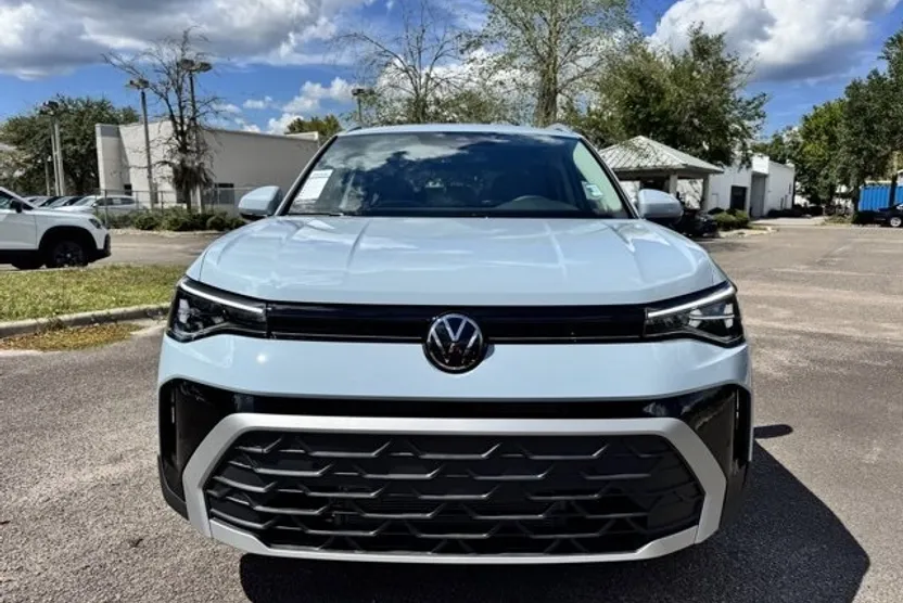 2025 Volkswagen Taos SE photo 1
