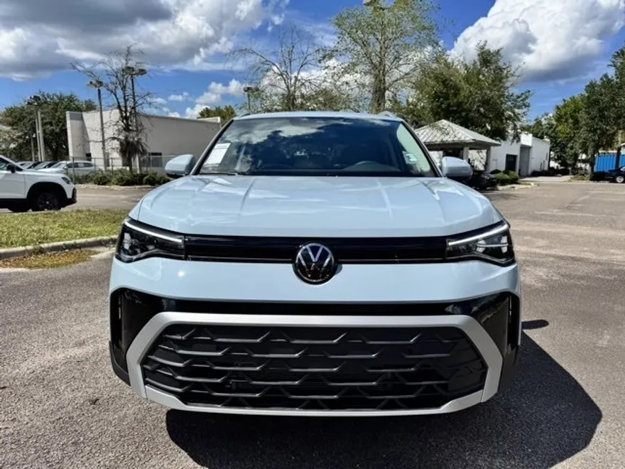 2025 Volkswagen Taos SE photo 1
