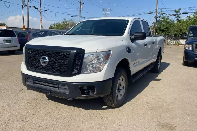 2017 Nissan Titan Crew Cab S photo 1